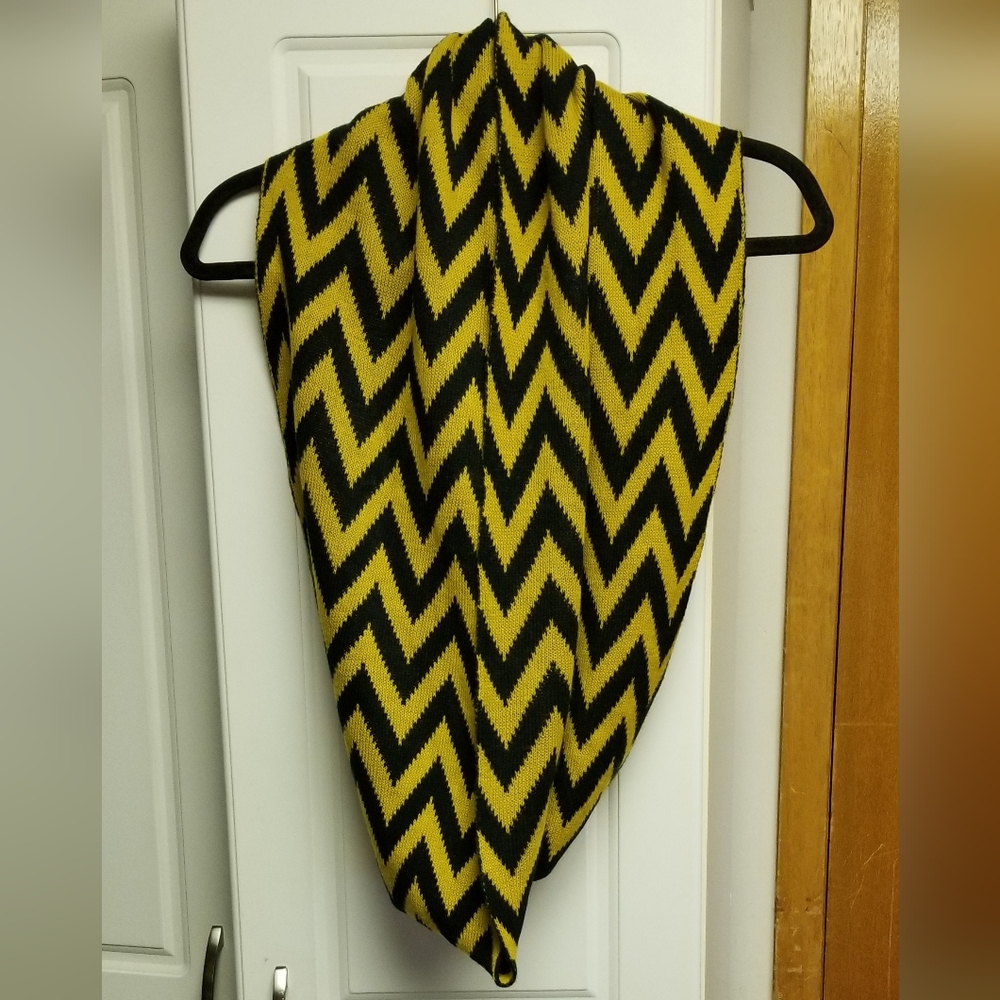 🌻🧣Unbranded zig zag circle scarf